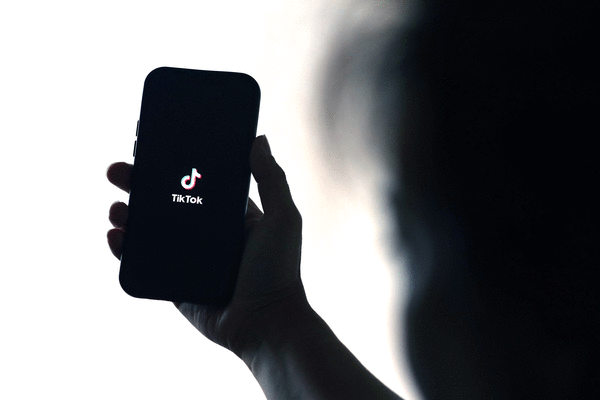 Caught Between Love and Ethics: Kendra Hilty's TikTok Therapy Saga Divides Opinions